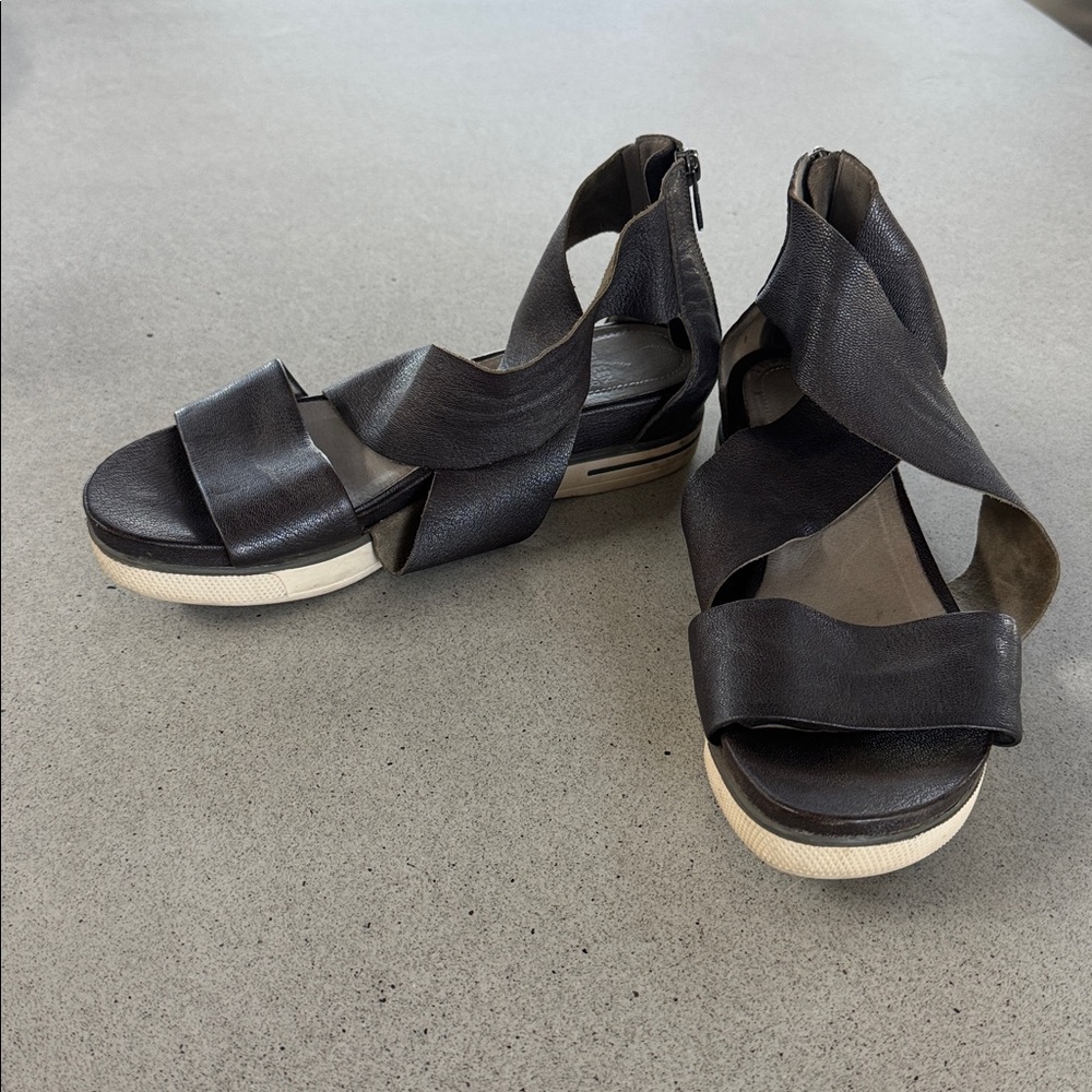 EILEEN FISHER size 9 - Picture 2 of 6